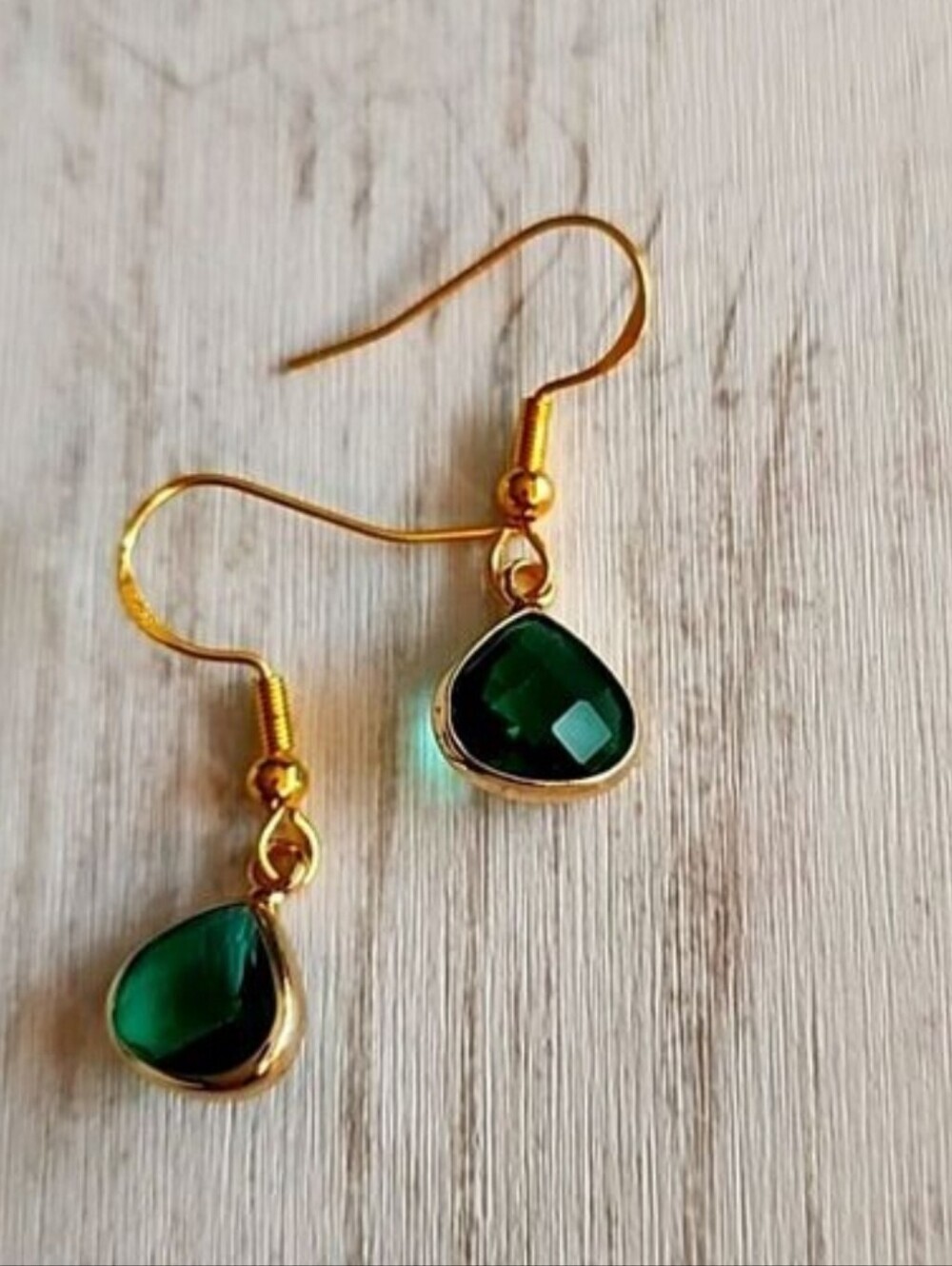 Simulated Emerald Emerald Pear  shape Gold Tone Border 925S hook